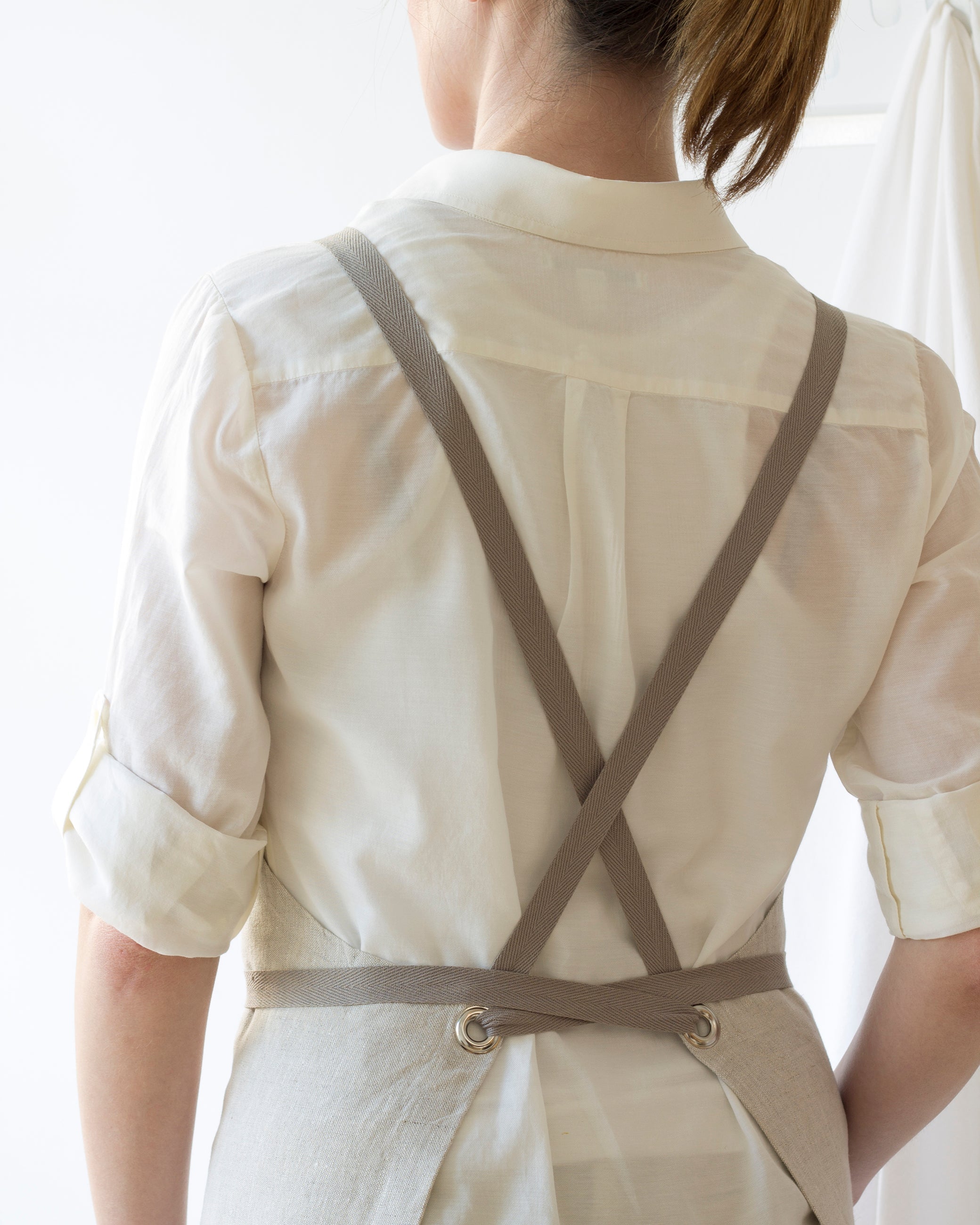 Linen cross-back apron cross straps back view