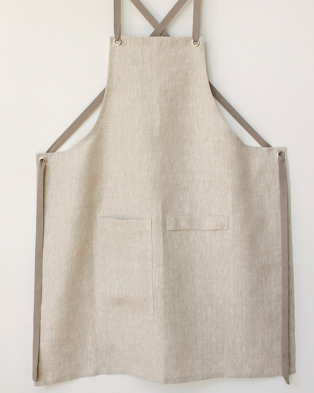Linen apron with front pockets hanging
